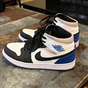 Jordan 1 Mid Se Royal Black Toe 852542-102 | Size 8